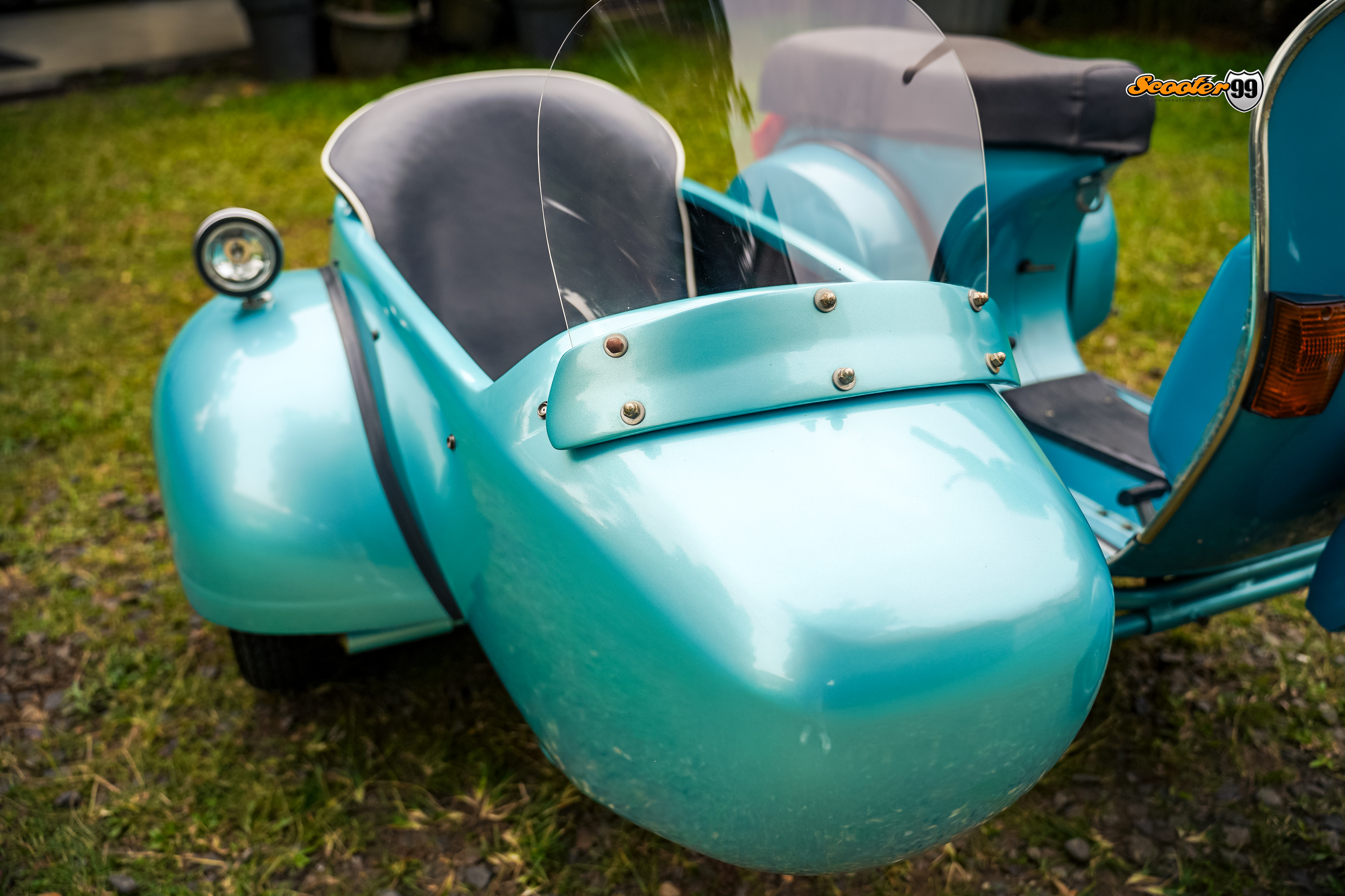 Vespa PX150 Sky Blue with Sidecar – cockpit view